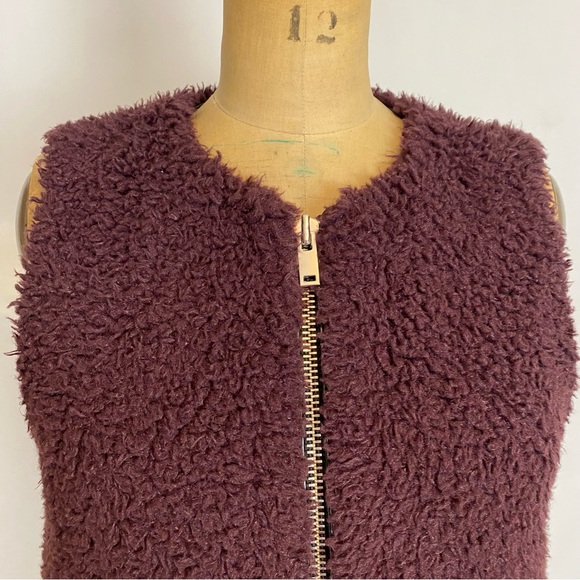 Wilfred (Aritzia) Chatou Faux Fur Vest in Burgundy Size XS - Picture 3 of 12
